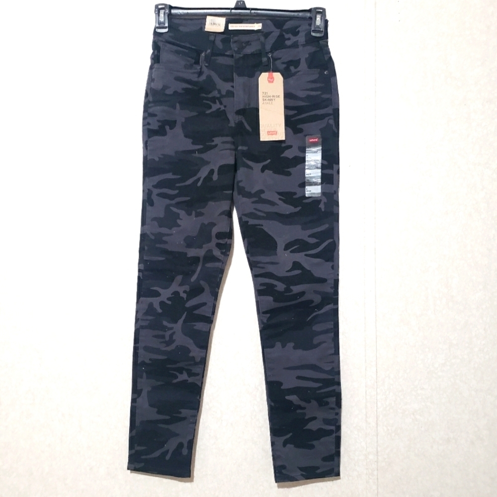 NEW...Levi's high rise...Camouflage Skinny ankle... Jeans..size:6